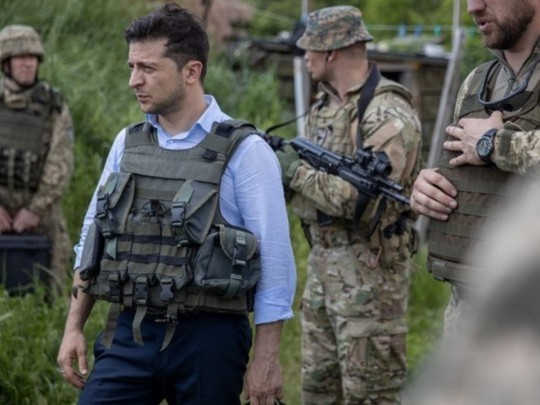 Безнадежно и неэффективно: Зеленскому откликнулись по поводу "просто перестать стрелять" на Донбассе