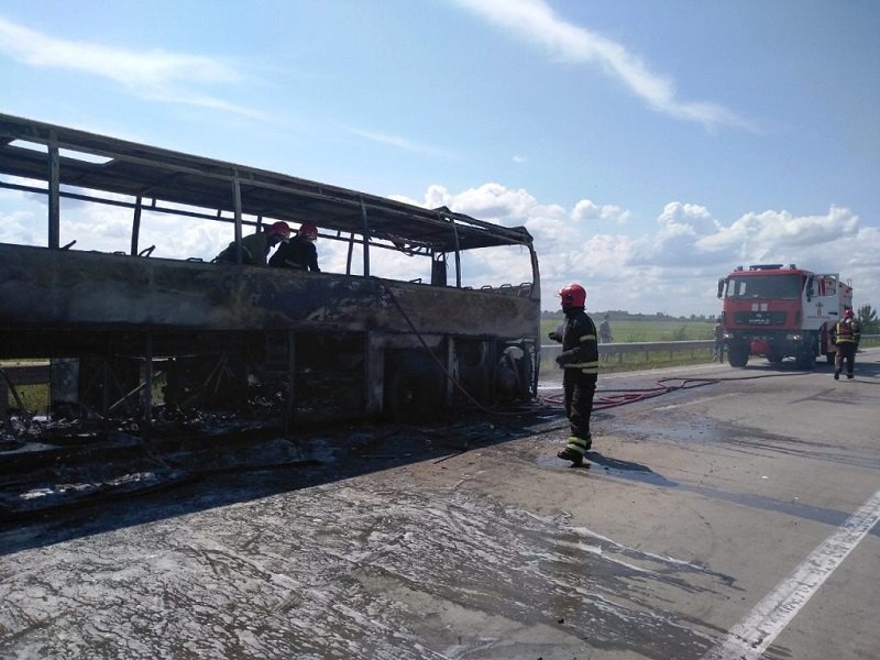 Автобус "Сарны-Киев" сгорел дотла в Житомирской области