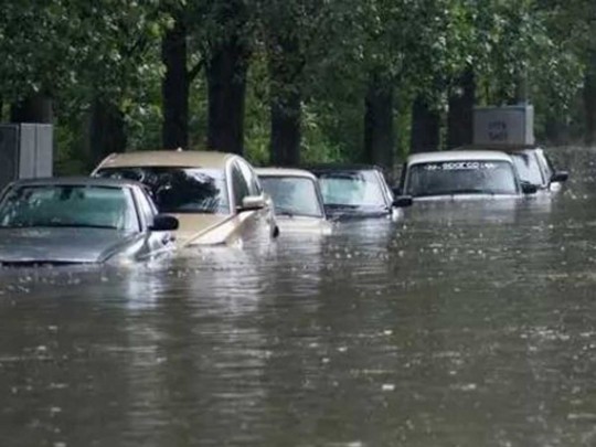 Почитай Венеция: в Запорожье после дождя автомобили превратились в «катера»(видео)