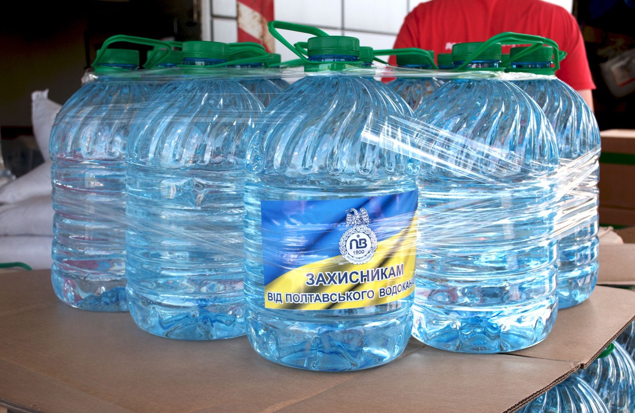 Вісті з Полтави - «Полтававодоканал» передав добровольцям та парамедикам 600 літрів питної води
