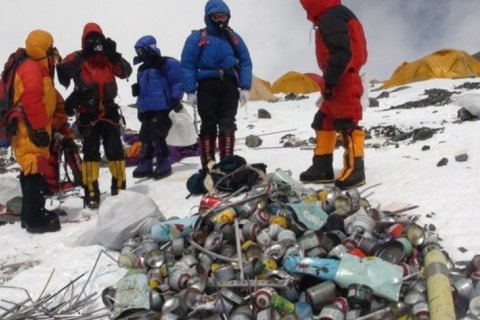 На Эвересте активисты за полтора месяца сконцентрировали 11 тонн мусора