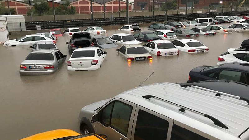 Из-за сильных дождей в Турции залило столицу, есть погибшие