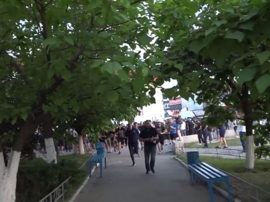 Били по людам: появилось новоиспеченное видео столкновений на «Барабашово» в Харькове