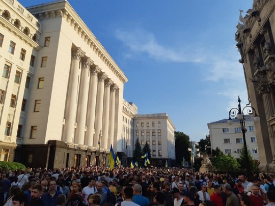 Сотни протестующих опамятовались под дом АП, чтобы рассказать Зеленскому о Донбассе и Минске(фото, видео)
