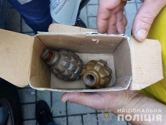 В Днепре баба торговала гранатами в подземном переходе(фото)