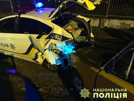 На абсолютной скорости в припаркованное авто: под Одессой в «пьяном» ДТП потерпел полицейский