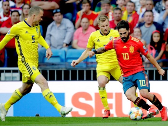 Сборная Испании благодаря двум пенальти обставила дома Швецию: видеообзоры матчей
