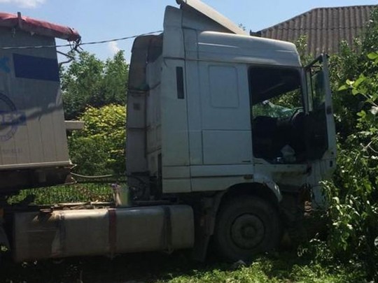 Под Тернополем грузовик с загнувшимся водителем снес элетроопору и забор