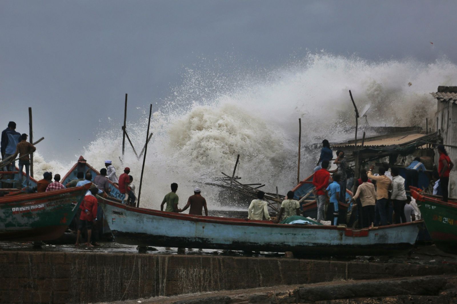 Обитателей индийского штата Гуджарат эвакуируют из-за шторма