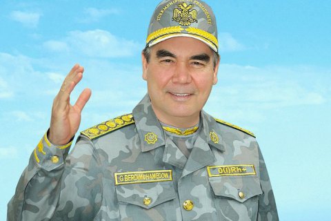 Президент Туркменистана показал военным, будто стрелять по мишеням на велосипеде