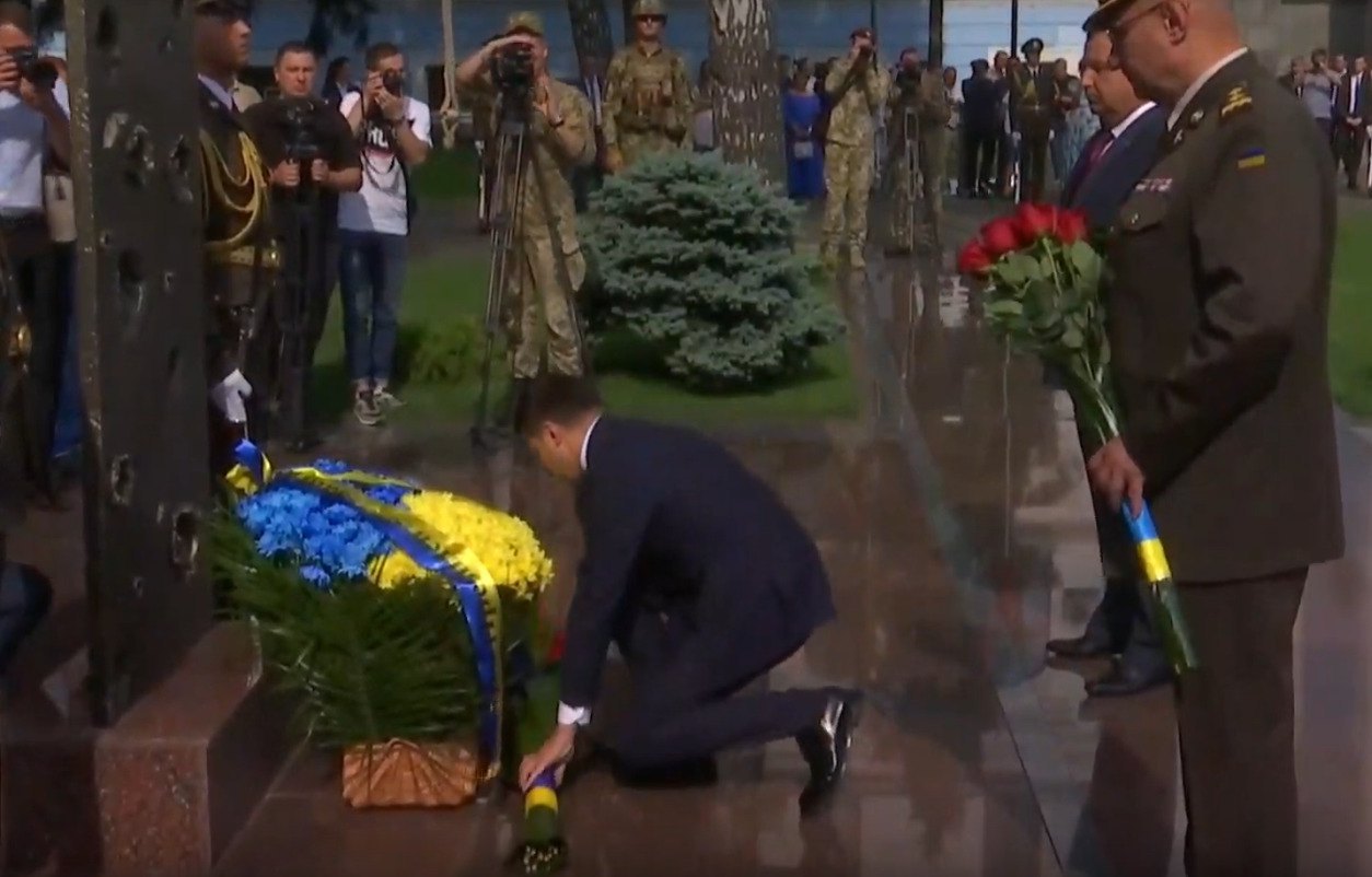 Зеленский почтил память 49 военных, погибших при крушении ИЛ-76 под Луганском