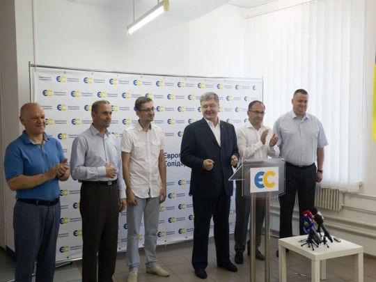Большинство – представители здешнего самоуправления: Порошенко представил кандидатов от ЕС в мажоритарных округах Ивано-Франковской области