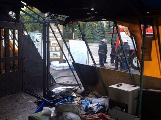 Подозреваемого в поджоге волонтерской палатки в Харькове выслали под стражу(видео)