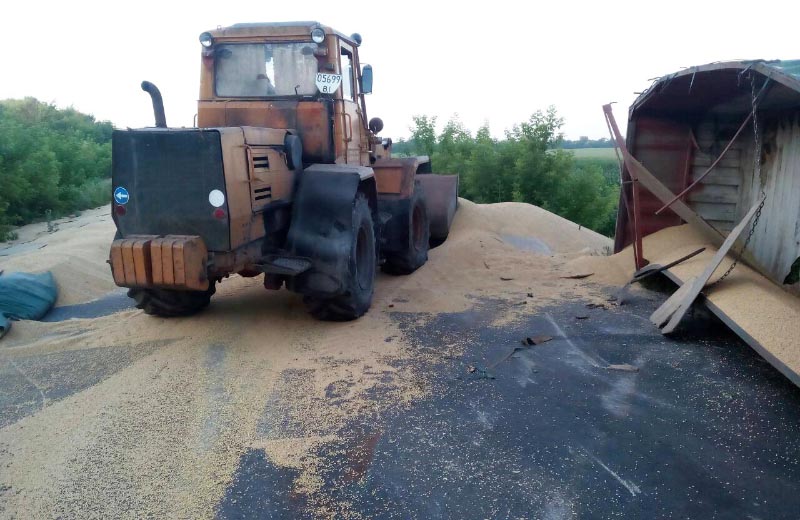 Вісті з Полтави - У Семенівському районі перевернулася вантажівка із соєю