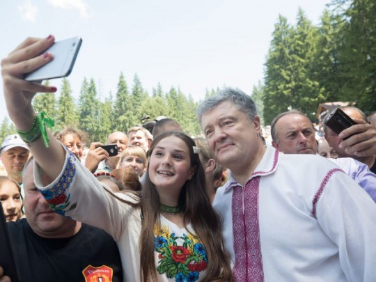 Мы демонстрируем нашим ворогам, что Украина живет, развивается и передвигается в Европу, — Порошенко