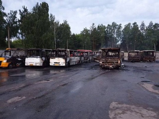 Масштабный пожар под Киевом: огонь изничтожил маршрутки(фото)