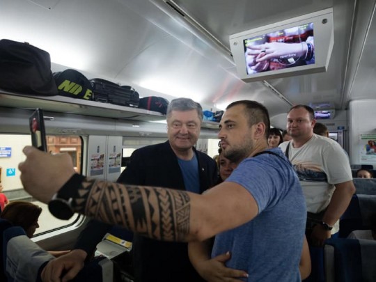 Появление Порошенко в поезде вытребовало восхищение в соцсетях