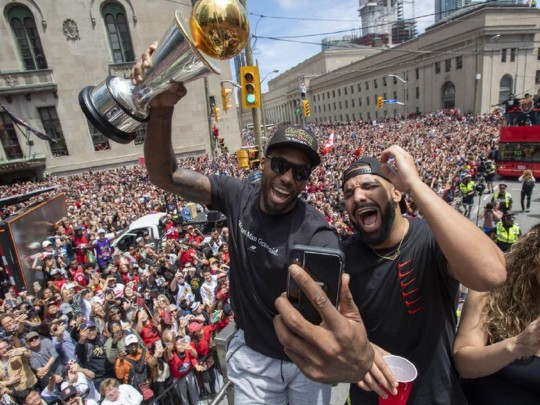 На параде по случаю исторического чемпионства «Торонто» в НБА обделали стрельбу: есть раненые(фото, видео)