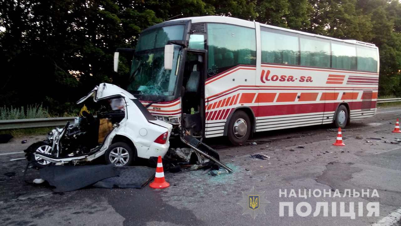 На трассе возле Харькова Geely влетел под автобус, погиб водитель