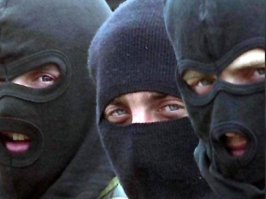 Беспардонное ограбление под Харьковом: бандиты в балаклавах и с оружием выбросили из дома миллион