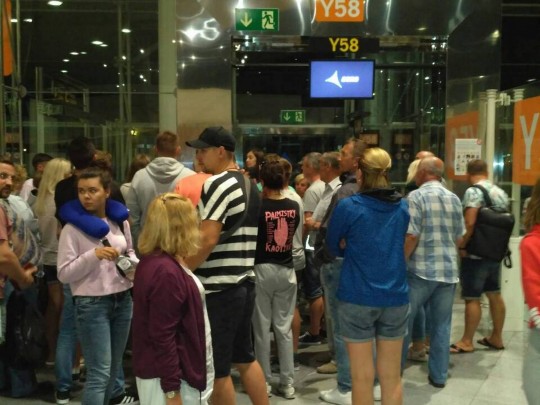 Рейс застопорили на 17 часов: стало знаменито о новоиспеченном ЧП с украинскими туристами( фото)