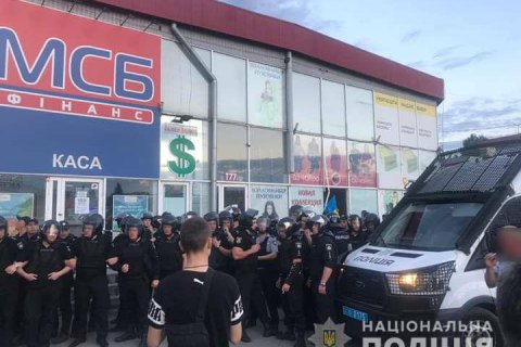 Еще двум нападавшим на оператора на базаре "Барабашово" в Харькове обнародовали о подозрении