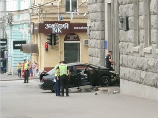 В Харькове авто влетело в дом горсовета: фото с места происшествия