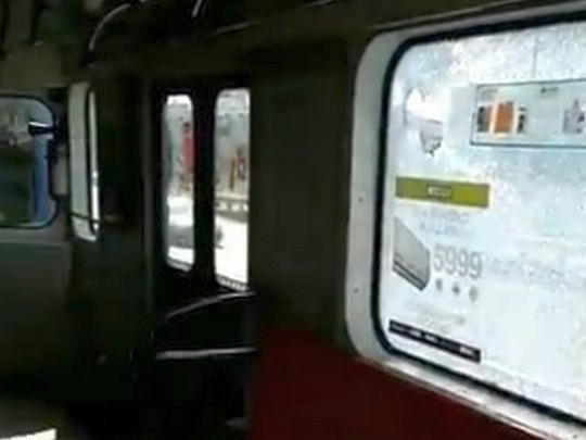 В Киеве хулиганы забросали камнями поезд метрополитен: в сети показали видео