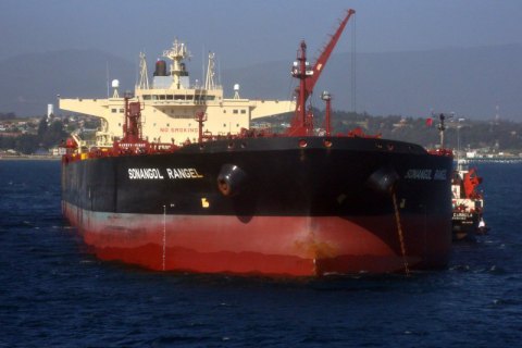 Более миллиона тонн черномазой российской нефти уже два месяца будет на танкерах и не может найти покупателя