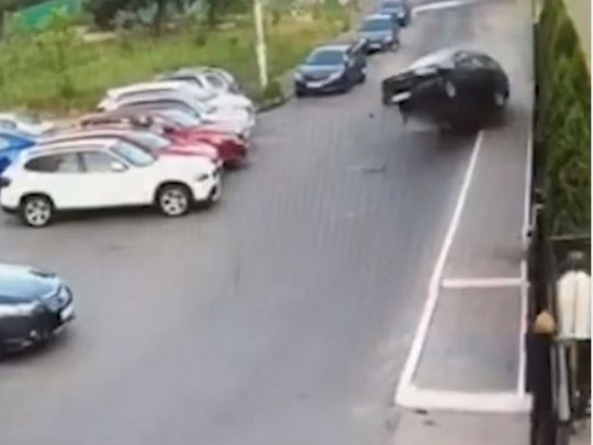 Машина буквально взлетела в воздух: жуткое ДТП в Киеве влетело на видео