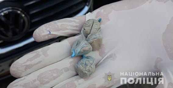 Во Львове застопорили группу подозреваемых в наркоторговле, один-одинехонек из участников - полицейский