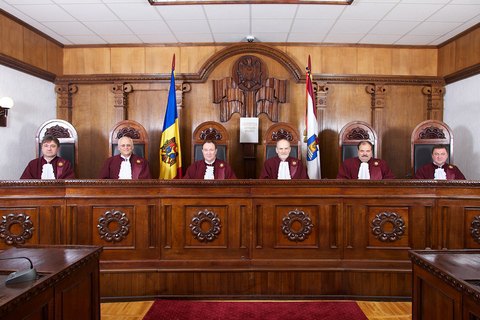 Конституционный суд Молдовы, поспособствовавший двоевластию, в абсолютном составе ретировался в отставку