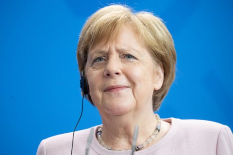 У Меркель вновь случился пароксизм необъяснимой дрожи