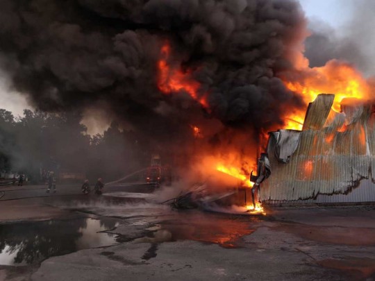Появилось видео масштабного пожара на складах под Киевом