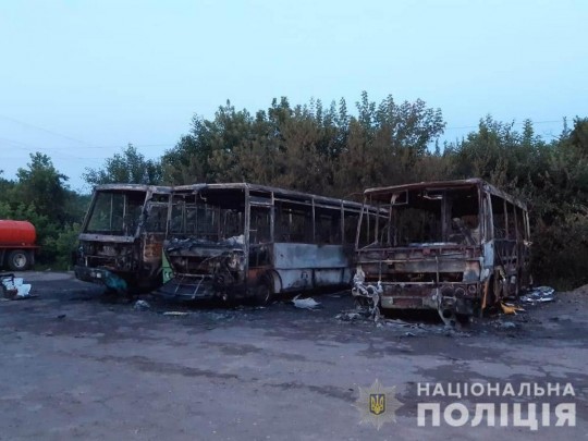 На стоянке под Киевом сожгли автобусы: фото с места происшествия