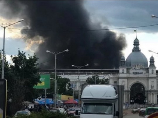 Масштабный пожар вблизи вокзала во Львове: обрушилась кров здания, есть угроза взрыва(фото, видео)