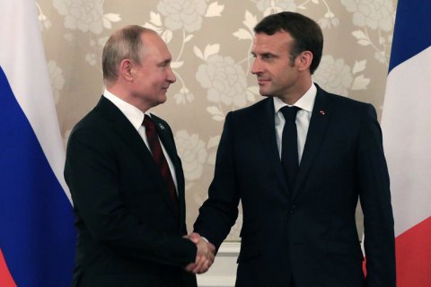Макрон пообещал Путину приехать в Москву на вытекающий День победы, - росСМИ