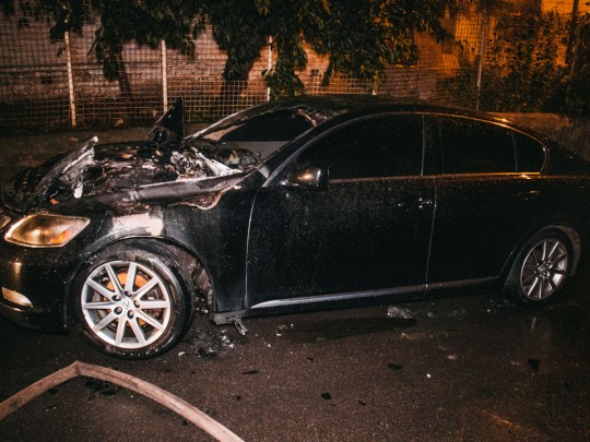 В Киеве подорвался автомобиль: фото и видео с места ЧП