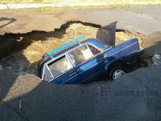 В Полтаве «Жигули» провалились под землю на 5-метровую глубину(видео)
