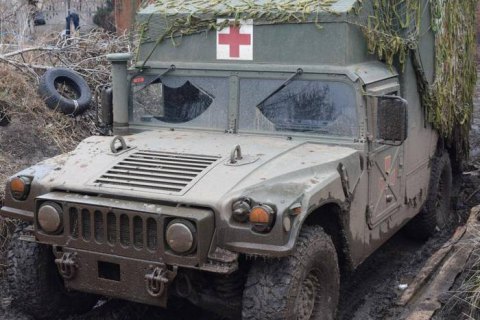 ​На Донбассе из-за обстрела санитарного автомобиля погиб военный и медик(освежено)