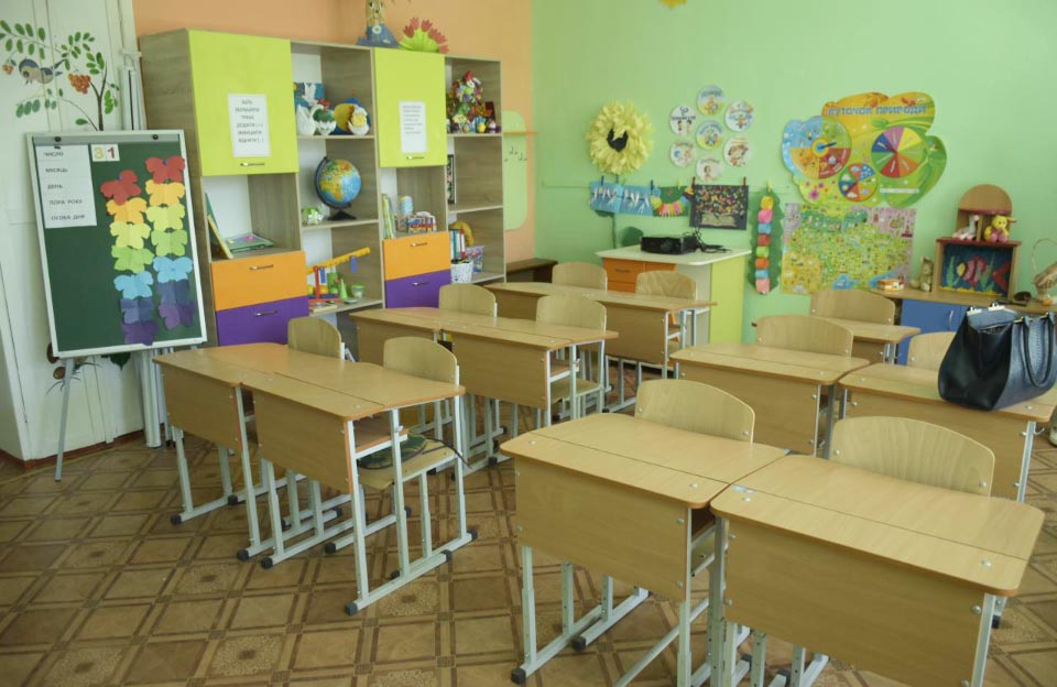Вісті з Полтави - Агрофірма «Подоляка» укомплектувала клас для першокласників Байрацької школи Диканського району на 120 тис. грн