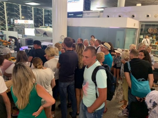 Рейс выносили 6 один: украинские туристы завязли в итальянском аэропорту(фото)