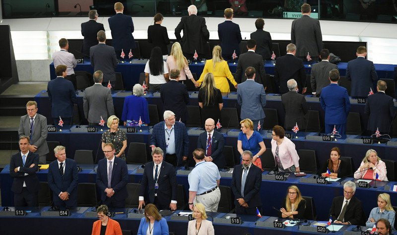 Партия брексита повернулась спиной во времена исполнения гимна ЕС на первом заседании Европарламента