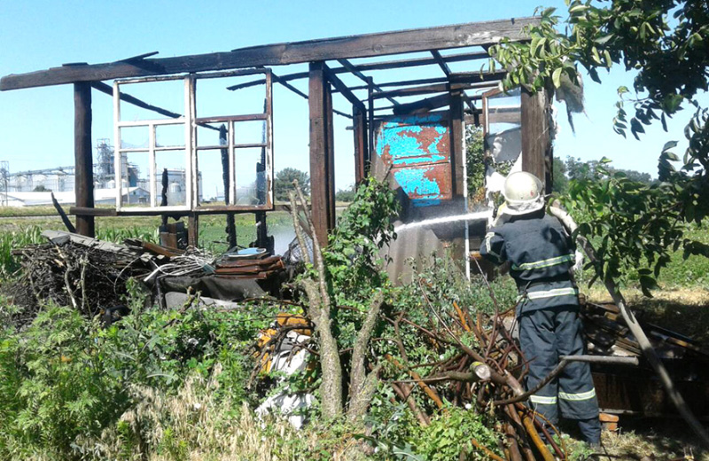 Вісті з Полтави - У Глобиному жінка випадково спалила власну господарчу будівлю