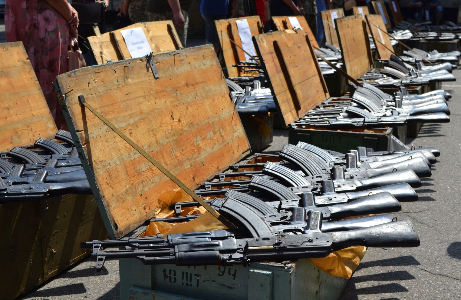 Вісті з Полтави - 30 навчальних закладів Полтавщини отримали навчальну зброю: 260 автоматів та 130 пістолетів