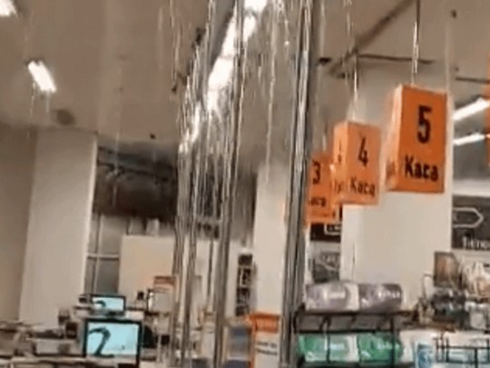 Вода лилась будто из ведра: в сети показали видео жуткого потопа в украинском супермаркете