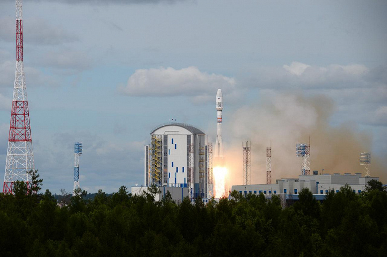Спутники «Сократ», «АмурСат»(«АмГУ-1»)и «ВДНХ-80», созданные при участии студентов и сотрудников МГУ, успешно выведены на орбиту
