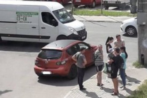 Во Львове водителя ограбили на 300 тыс. гривен, когда он встал на светофоре(освежено)