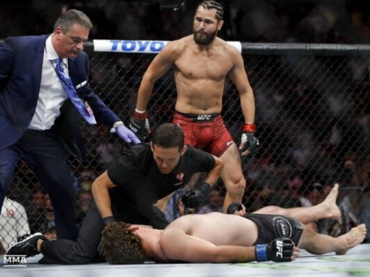 Боец UFC ударом с колена «вырубил» конкурента за пять секунд(видео)