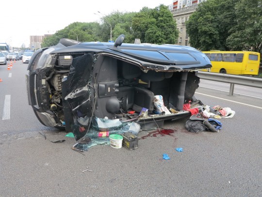 Chevrolet потерял кровли и переворотился: в Киеве приключилось летальное ДТП(фото)